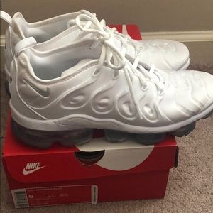 NIKE AIRVAPORMAX PLUS